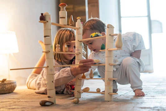 Vertragen en verbinden: waarom binnen spelen in de herfst zoveel rust kan brengen