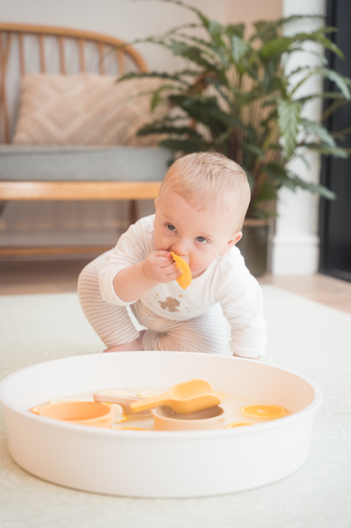Messy play met je baby of peuter: zo begin je eenvoudig met eetbare speelbasissen