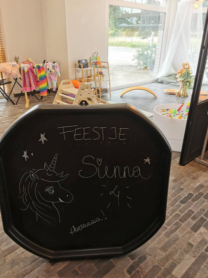 Een feestje aangekondigd op de Tuff Tray