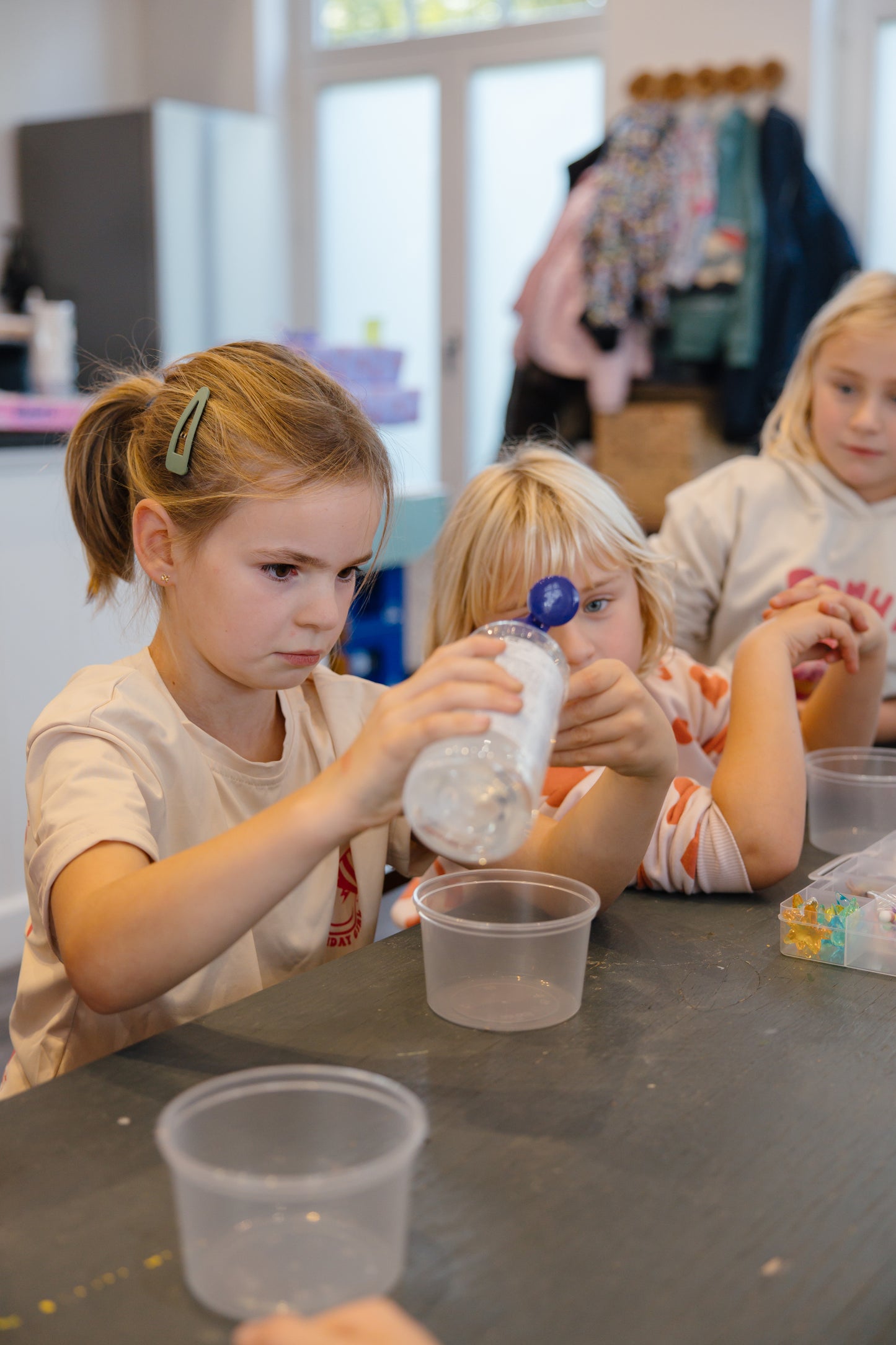 Workshop: magisch Halloween-slijm maken