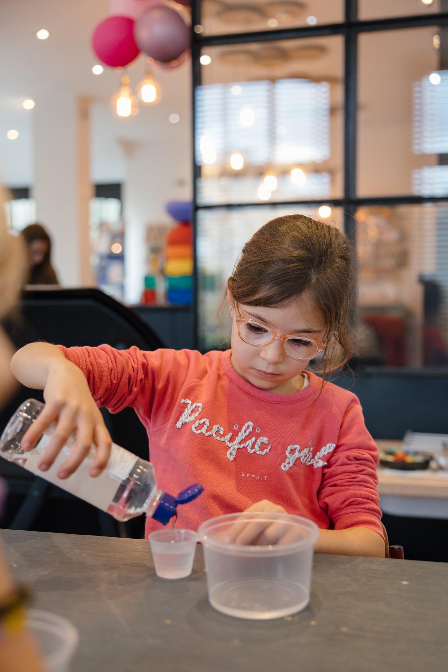 Workshop: magisch Halloween-slijm maken