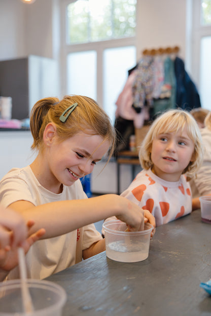 Workshop: magisch Halloween-slijm maken