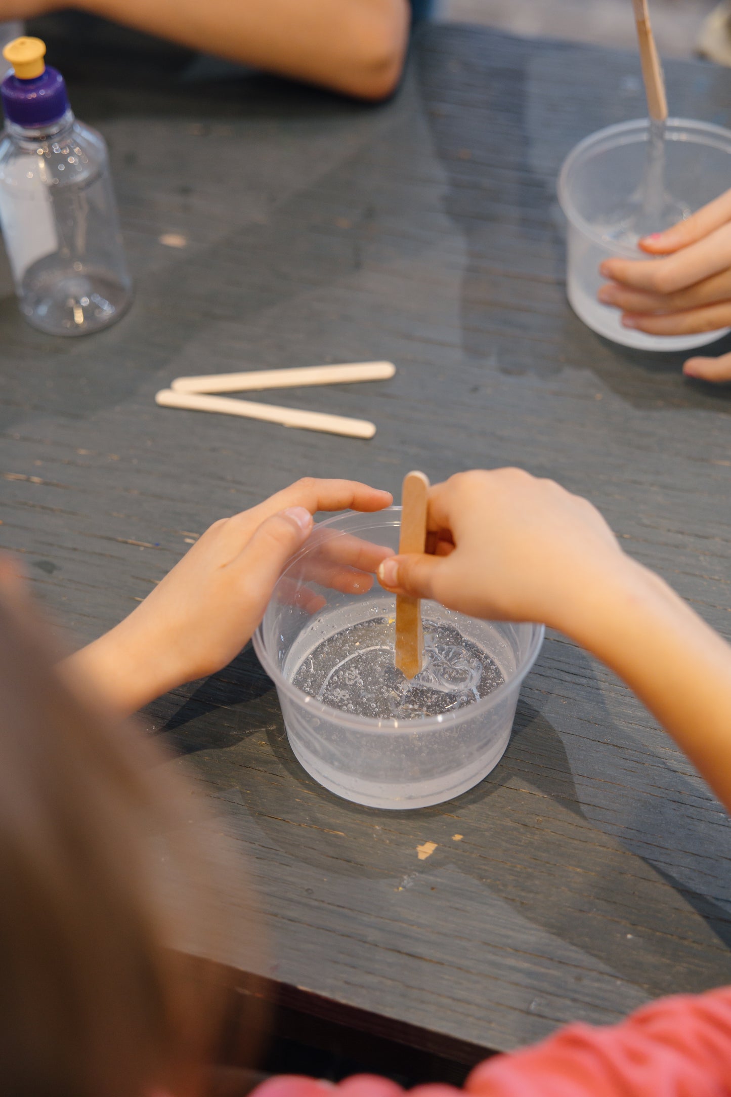 Workshop: magisch Halloween-slijm maken