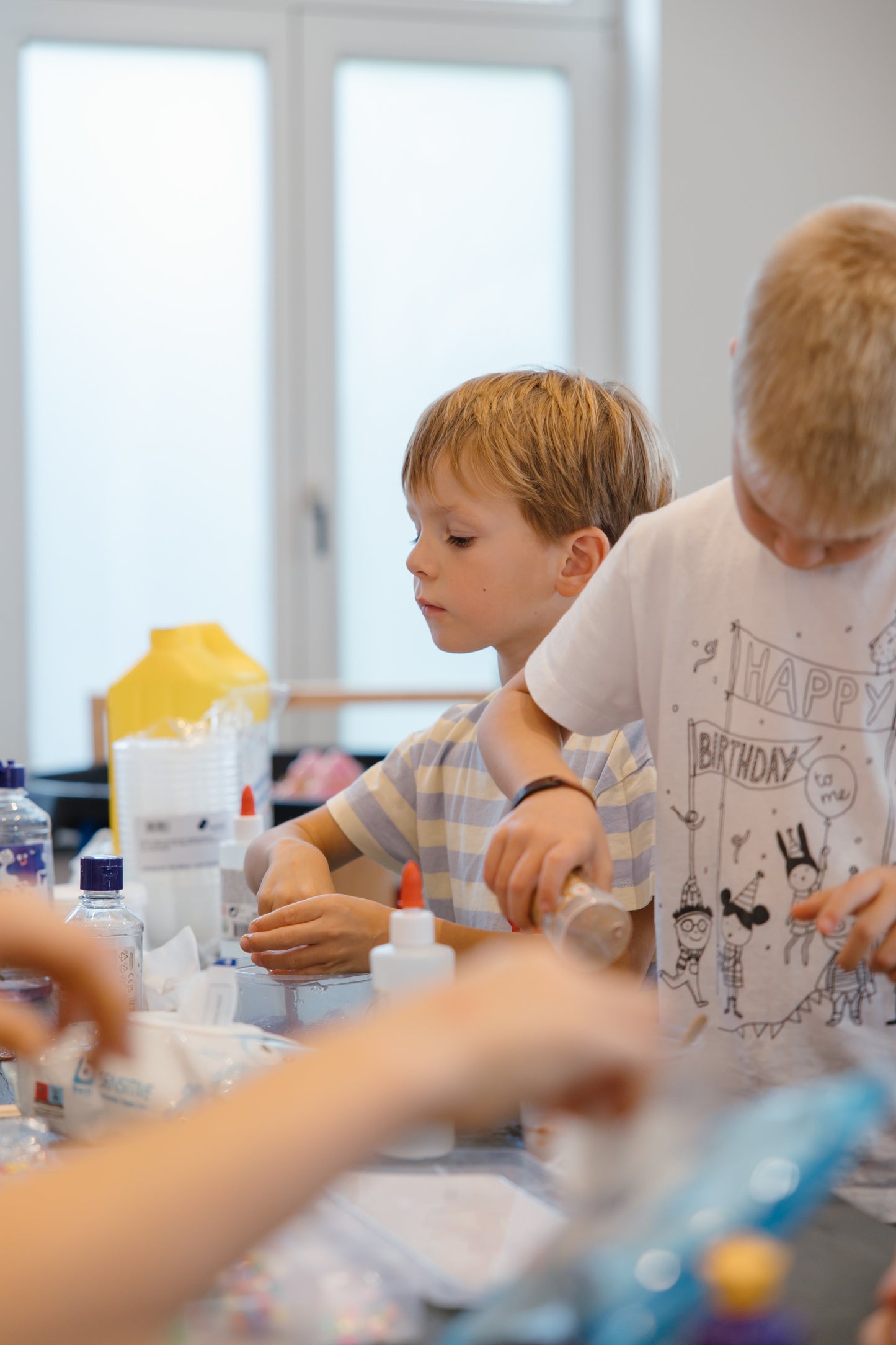 Workshop: magisch Halloween-slijm maken