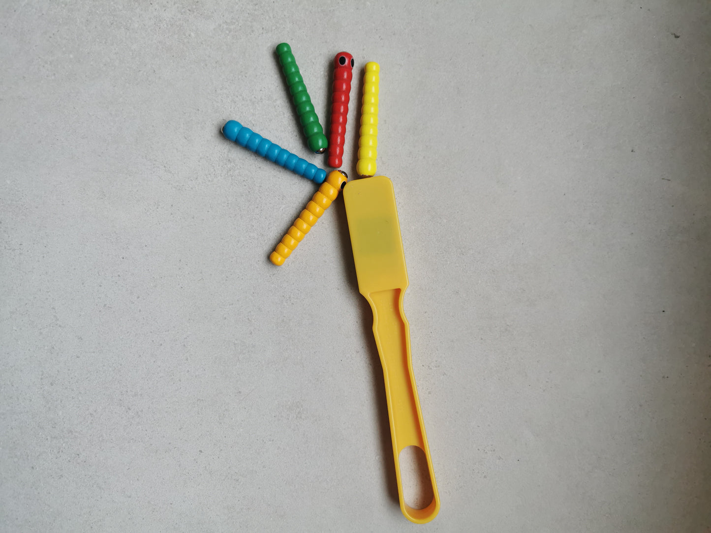Magneetstick met 5 houten gekleurde wormen