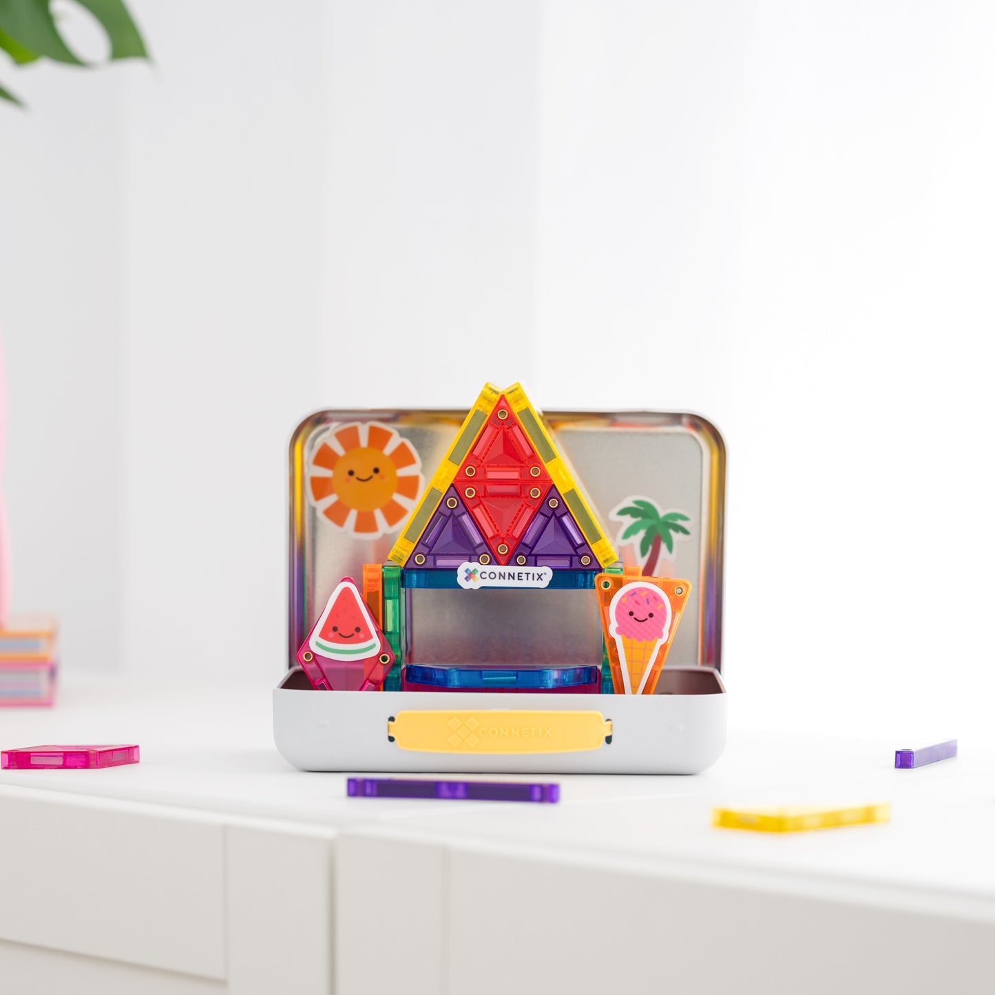 De bijhorende stickers zorgen voor een fantastische toevoeging aan deze Connetix Mini Travel Pack