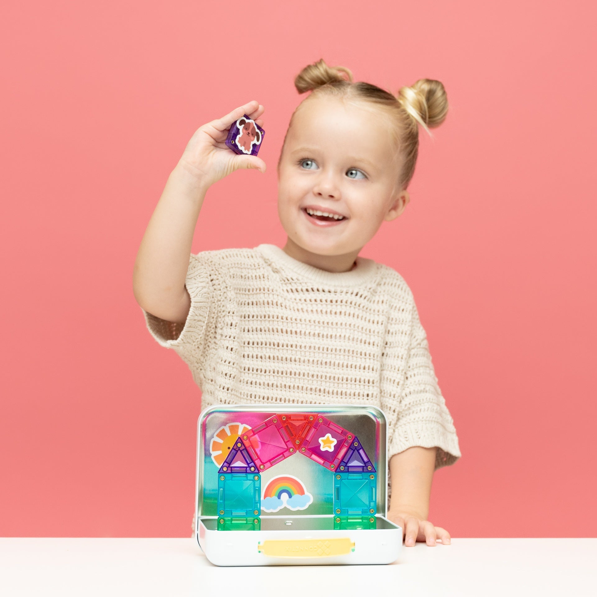 De bijhorende stickers zorgen voor een fantastische toevoeging aan deze Connetix Mini Travel Pack