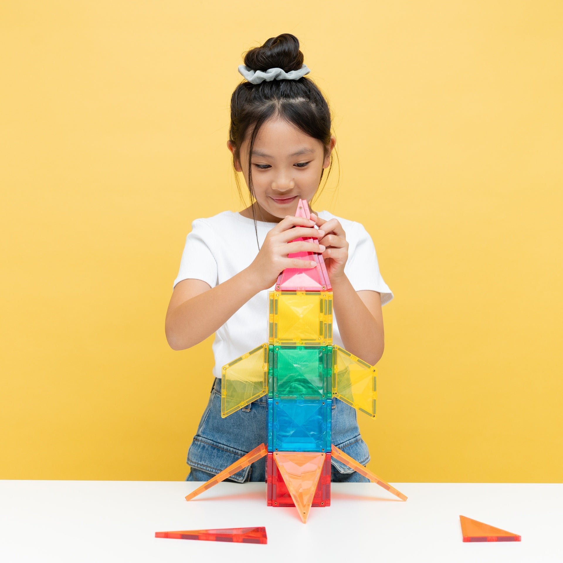 Kind bouwt met de Connetix Light Rocket Pack en magnetische tegels met licht