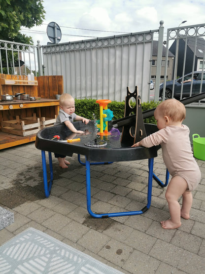 Kinderen spelen aan tuff tray