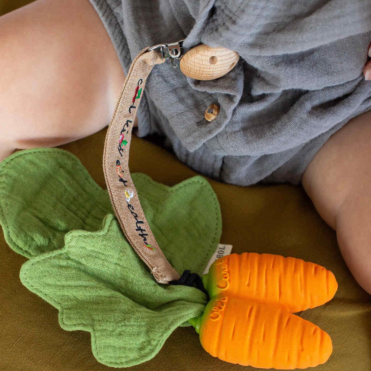 Bijtspeeltje en doudou - Cathy The Carrot