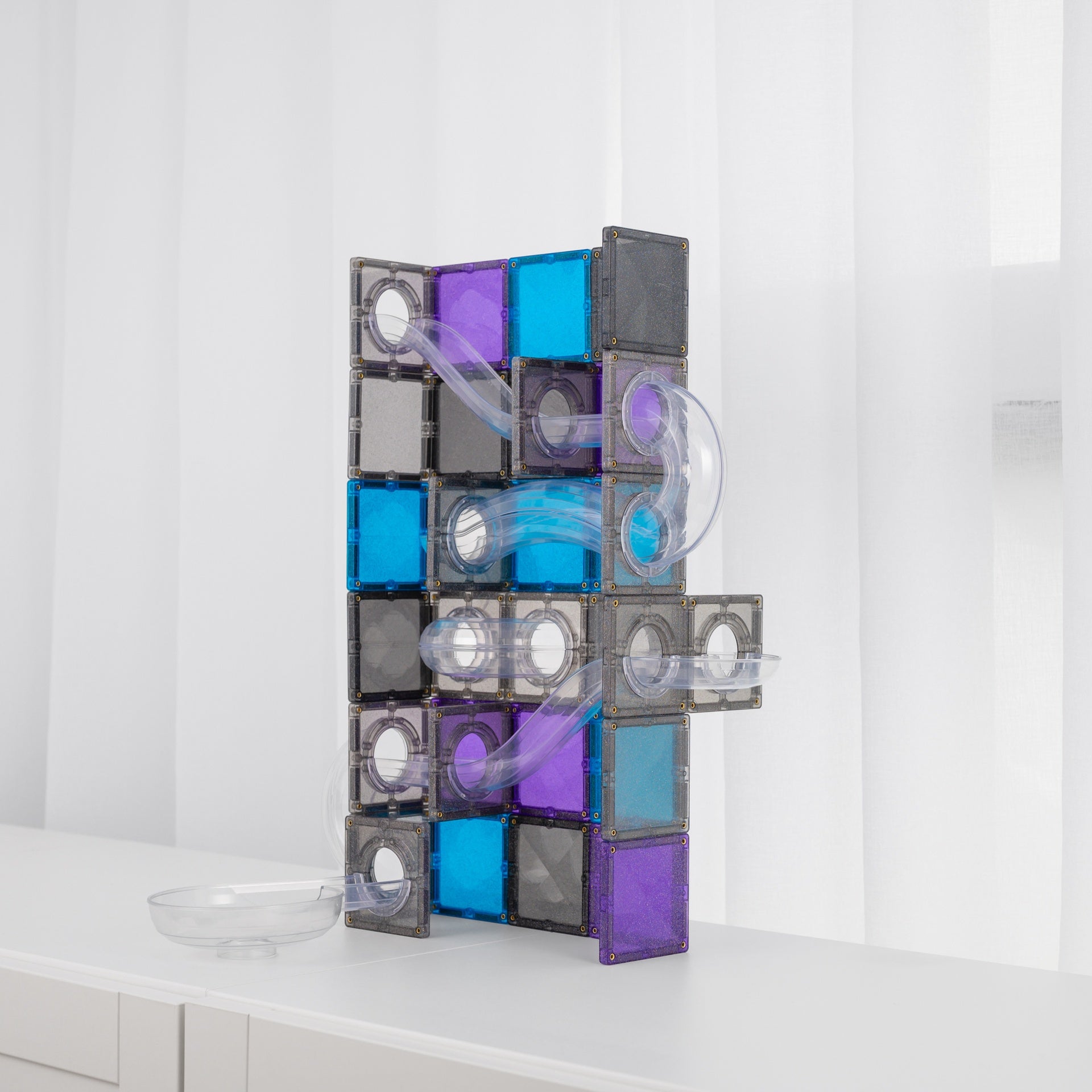 Detail van de Connetix Ball Run Galaxy Pack met transparante buizen en glitter magnetische tegels