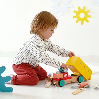 Janod Klustruck 2-in-1 – houten constructiespeelgoed en trekfiguur